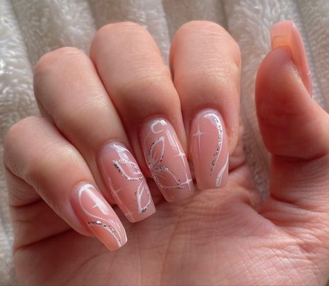 Pretty Simple Nails Acrylic White, Buterfluffy Nails Ideas, Acrylic Nail Butterfly Designs, Nail Art Designs Silver Glitter, Butterfly Nails Glitter, White Glitter Butterfly Nails, Nails Inspiration Butterflies, How To Soak Off Gel X Nails, Nail Inspo Butterflies