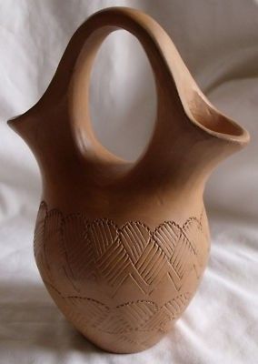 Amanda Swimmer Wedding Vase Pottery Beautiful Indian tradition wedding vase art pottery by Amanda Swimmer, Cherokee Nation Indian potter. Clay has burnt look, due to techniques of potter. Vase is 7 i Ancient Pottery American Indians, Indian Pottery India, Indian Clay Pots, Prehistoric Pottery, Indian Ceramics, Traditional Vases, Native Pottery, American Indian Pottery, Wedding Vase