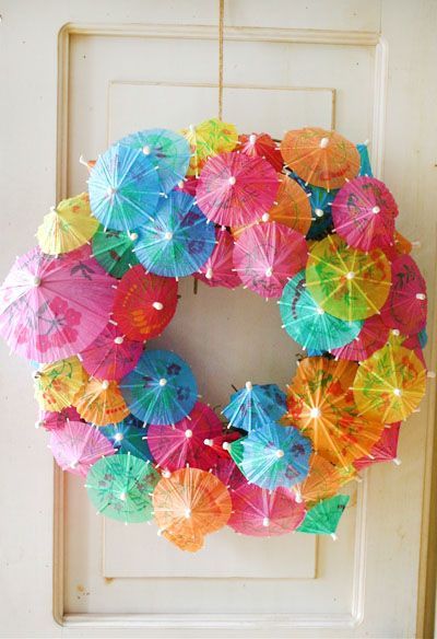 . Cocktail Umbrella Wreath, Tropisk Fest, Umbrella Wreath, Craft Wreath, Drink Umbrellas, Cocktail Umbrellas, Paper Umbrellas, Fabulous Diy, Tiki Party