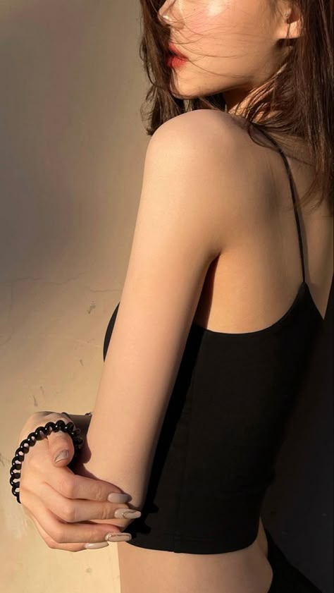 Arms Inspo Women, Slim Shoulders And Arms Aesthetic, Slim Upper Body Ulzzang, Smooth Arms Aesthetic, Defined Shoulders Women, Slim Fit Arms Aesthetic, Lean Arms Aesthetic, Small Shoulders Aesthetic, Slim Body For Vision Board