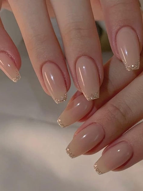 classy gold nails: nude base and gold tips Nail For Bridesmaid, Neutral Nails Prom, Nails That Match Gold Dress, Beige Nails With White Tips, Nail Ideas Champagne, Champagne Acrylic Nails Gold, Wedding Glam Nails, Nails For Beige Dress, Nails With A Gold Dress