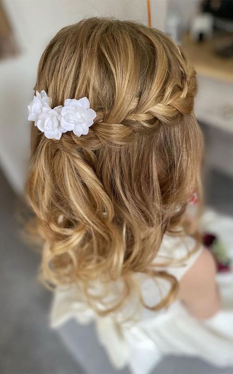 Flowergirl Hairstyle Simple, Short Hair Flower Girl Hairstyles, Short Flower Girl Hair, Wedding Hairstyles For Toddler Girl, Half Up Flower Girl Hair, Flower Girl Curly Hairstyles, Flower Girl Hair With Flower Crown, Flower Girl Hairstyles Half Up Half Down, Half Up Half Down Flower Girl Hair