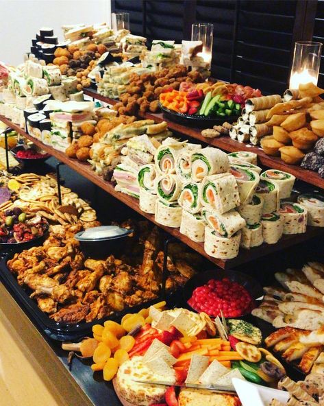 Sandwich Vegetarian, Appetizers Table, Decorações Com Comidas, Party Food Buffet, Classic Party, Party Food Platters, Food Displays, Dinner Appetizers, Shower Food