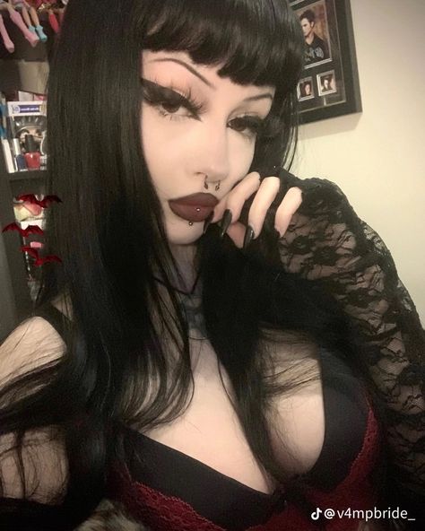 Vampy Girl, Teal Van Doren, Dark Makeup Looks, Punk Makeup, Alt Makeup, Under Your Spell, Swag Makeup, Van Doren, Emo Makeup