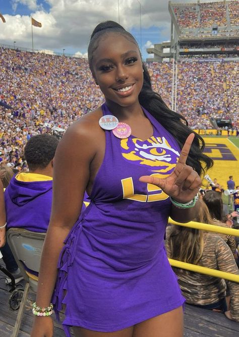 Lsu Game Day Outfit Black Women, Hbcu Football Game Outfits, Homecoming Game Outfits, Rep Outfits, Gameday Outfit Lsu, Bond With Friends, Hbcu Football, College Homecoming, Hbcu Homecoming