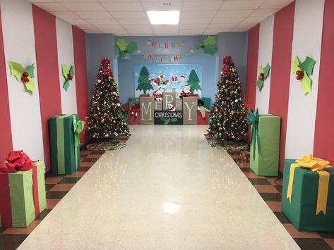 Christmas Hallway Decorations School, Christmas Hallway Decorations, School Hallway Decorations, Hallway Decorations, Christmas Hallway, Classroom Christmas Decorations, Christmas Door Decorating Contest, Christmas Classroom Door, Kitchen Christmas Gifts