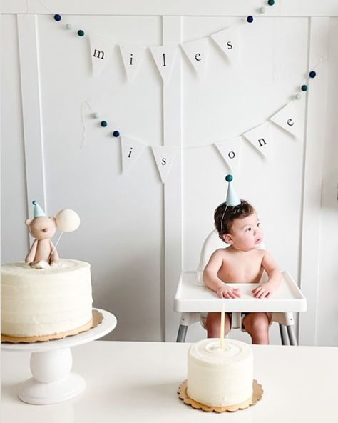 at-home kid's birthday party ideas for a minimalist family - simple cake decorations, simple cake ideas, easy cake ideas, small birthday cakes, minimalist lifestyle, minimalism First Birthday Easy Decorations, Minimal One Year Birthday, Birthday Idea 1 Year, First Birthday Simple Cake, Themeless First Birthday, 1st Birthday Simple Cake, White Balloon Cake Smash, Simple 1st Bday Decoration Ideas At Home, One Year Old Simple Birthday