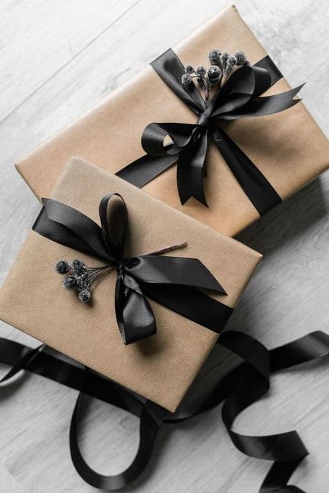 A simple, elegant way to gift wrap your Christmas presents with parcel paper and black satin ribbon #giftwrapideas #giftwrapchristmas #giftwrappingideas #giftwrappingideasforchristmas #elegantwrappingideas #blackribbonpresent Joululahjat Diy, Jul Diy, Elegant Gift Wrapping, Christmas Gift Packaging, Gift Wrapping Techniques, Gift Wrapping Inspiration, Gifts Wrapping Diy, Creative Gift Wrapping, Christmas Packaging