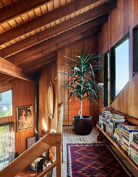 Midcentury House Interior, Midcentury Modern Tropical, Mid Centric Modern House, Mid Century Modern Barndominium, Forest Cabin Modern, 70s House Design, Small Mid Century House, 80s Contemporary House, 1970s House Exterior