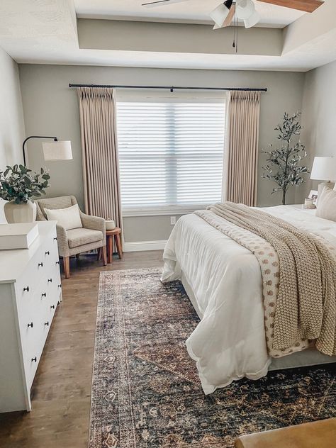 Master Bedrooms Style Ideas, Guest Bedroom Ideas Curtains, Home Decor Guest Bedroom, Home Decor For Older Homes, Neutral Bedroom With Curtains, Guest Bedroom Ideas King Bed, Oatmeal Curtains Bedroom, Tan Guest Bedroom Ideas, Room Decor Ideas Masterbedroom