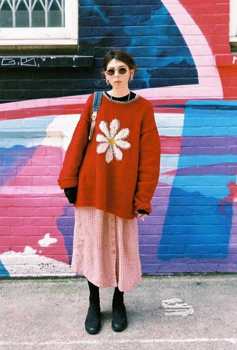 London Street Fashion Women, Cute Styled Outfits, Electric Fashion Style, Casual Street Style 2020, Colorful Skirt Outfits Winter, London Casual Style, Pinterest Looks Outfit, Graphic Sweaters Outfit, Cool Outfits Women Street Styles