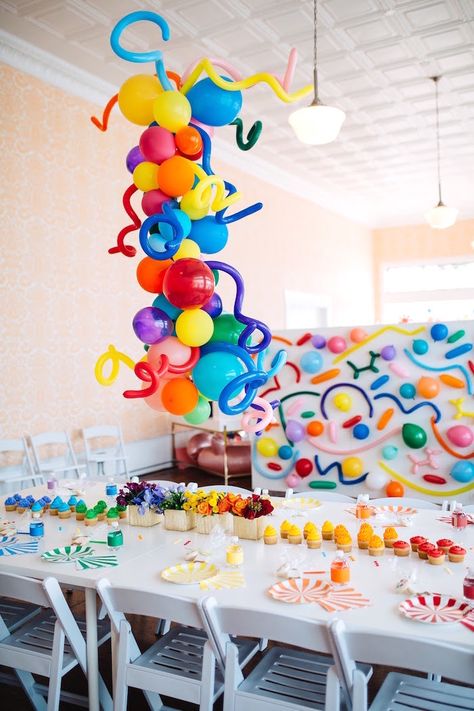 Art Craft Birthday Party Ideas, Kara Party Ideas, Paint Party Backdrop Ideas, Vibrant Birthday Party, Art Party Balloon Garland, Art Party Balloons, Colors Birthday Party Theme, Coloring Birthday Party, Funky Party Theme