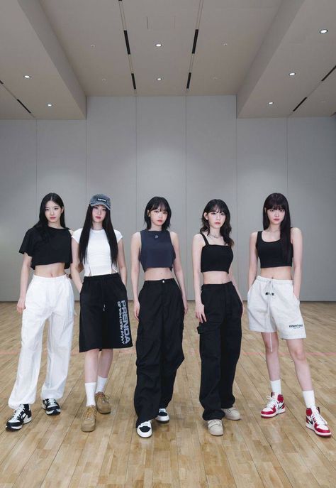 Dance Hiphop Outfit, Hip Hop Class Outfits, Kpop Dance Outfits Ideas, Dance Outfits Practice Hip Hop, Hiphop Dance Outfit Dancers, Hip Hop Aesthetic Outfit, Dance Teacher Outfits, Dance Practice Outfits Ideas, Korean Dance Outfit