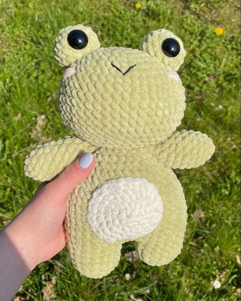 #crochet #crocheting #crochetpattern #pattern #frog #plushies #crochetideas #crochetfrog #häkelanleitung #häkeln #frosch #spring #present #geschenkidee Frog Plushie Crochet Pattern, Crochet Frog Cardigan, How To Crochet A Frog Plushie, Frog Plush Crochet Pattern, Crochet Frog Stuff, Crochet Plush Frog Pattern Free, Crochet Frog Squishmallow Pattern Free, Frog Crochet Plushie, Plushie Knitting Pattern