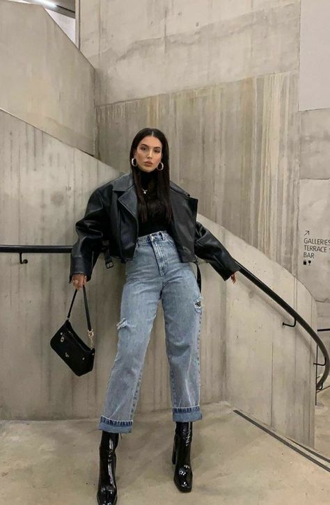 Edgy Yet Classy Outfits, Fancy Jean Outfits, Black Autumn Outfit, March Outfit Ideas, Street Style Aesthetic Outfit, March Fashion, Fashion Inspo Outfits Minimal Chic, Looks Street Style, Looks Black