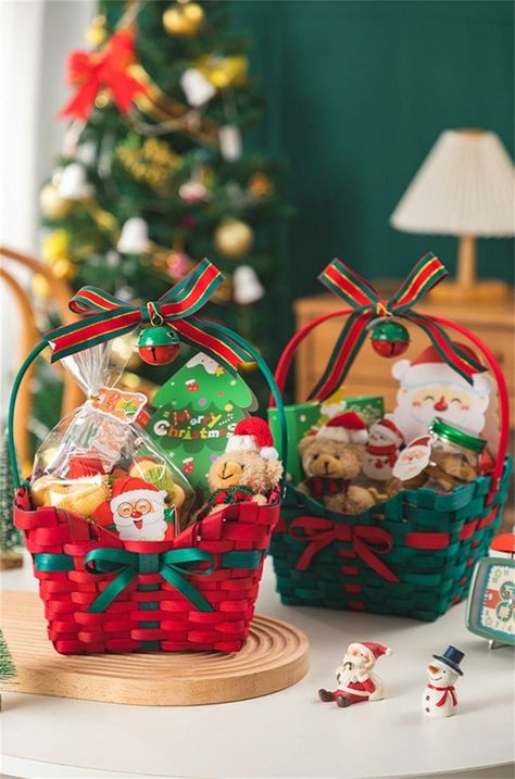 Christmas Dessert Basket, Mini Christmas Gift Baskets, Christmas Candy Gifts Diy, Christmas Treat Baskets, Hampers Christmas Ideas, Kids Christmas Gift Baskets, Christmas Gift Hamper Ideas, Christmas Gift Basket Ideas For Kids, Christmas Hampers Ideas