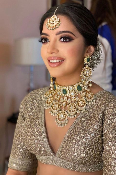 Maroon Bridal Lehenga Makeup, Indian Makeup Inspiration, Engagement Make Up Looks Indian, Make Up For Wedding Bride, Bridal Jewelry For Red Lehenga, Bridal Nikkah Makeup, Bridal Makeup For Indian Brides, Jewelry Design Bridal, Jewellery With Red Bridal Lehenga