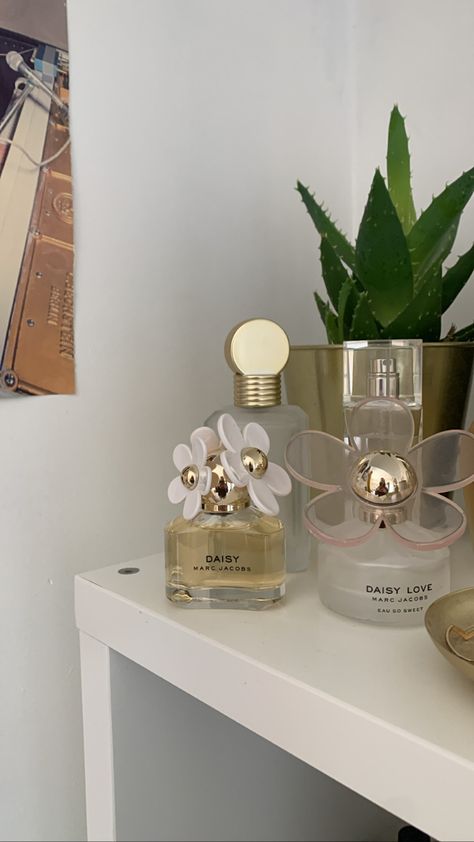 Daisy Perfume Aesthetic, Daisy Love Marc Jacobs, Daisy Eau So Intense, Daisy Marc Jacobs, Marc Jacobs Perfume, Daisy Perfume, Perfume Display, Popular Perfumes, Marc Jacobs Daisy