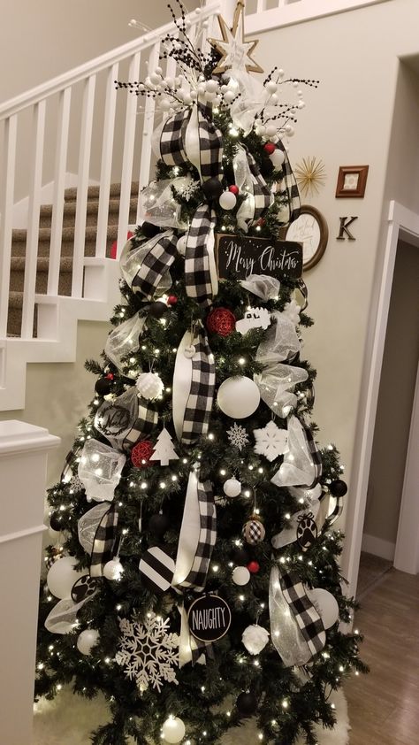 Black White Christmas Tree, Black Christmas Tree Decorations, Best Christmas Tree Decorations, Black Christmas Decorations, Christmas Tree Decoration Ideas, Tree Decoration Ideas, Best Christmas Tree, Diy Christmas Tree Topper, Buffalo Plaid Christmas Tree