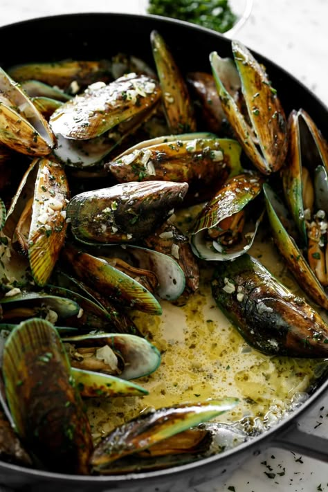 Mussels Recipe White Wine, Steamed Mussels, Mussels Recipe, Seafood Entrees, Cafe Delites, Seafood Dinner, Sea Food, Fish Dishes, Seafood Dishes