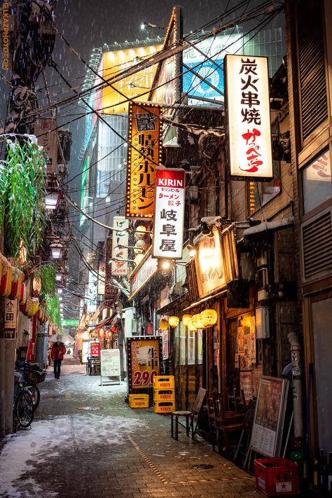 Japanese Neighborhood, Tokyo Street Photography, Alley Way, Japanese Buildings, Tokyo Streets, Girl Hairstyle, Japan Street, Japan Photography, Girl Pfp