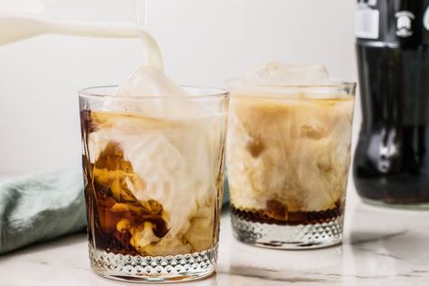 Enjoy a Colorado Bulldog with this Easy Recipe Bulldog Cocktail, Bulldog Recipe, Colorado Bulldog, Popular Mixed Drinks, Shakes Drinks, White Russian, Enjoy Coffee, Christmas Menu, Christmas Drinks