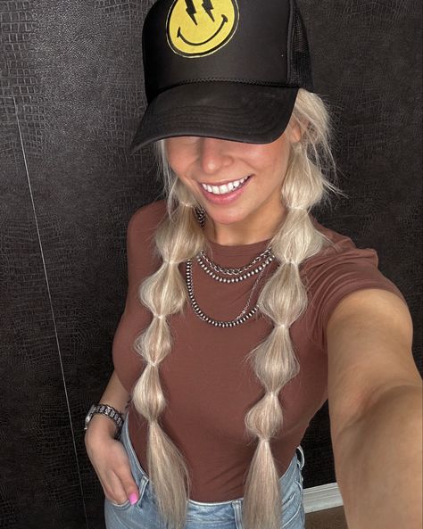 Restraunt Work Hairstyles, Hairball Concert Outfit, Festival Hairstyles With Hat, Hairstyle With Trucker Hat, Hay Hair Styles, Ranch Hairstyles, Cute Western Outfits For Work, Overall Hairstyles, Hairstyles In Hats