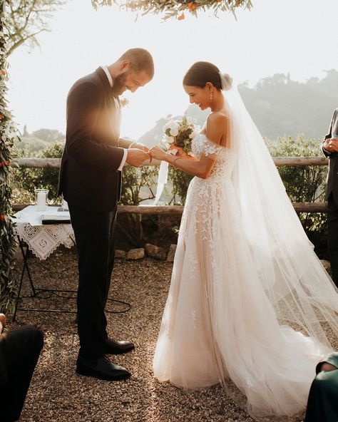 European Wedding Ceremony, Wedding Ceremony Italy, Wedding Ceremony Under Tree Fall, Wedding Ring Exchange, Wedding Ceremony Tuscany, Villa Cimbrone Wedding Ceremony, Wedding Present Ideas, Chapel Length Veil, Martha Weddings