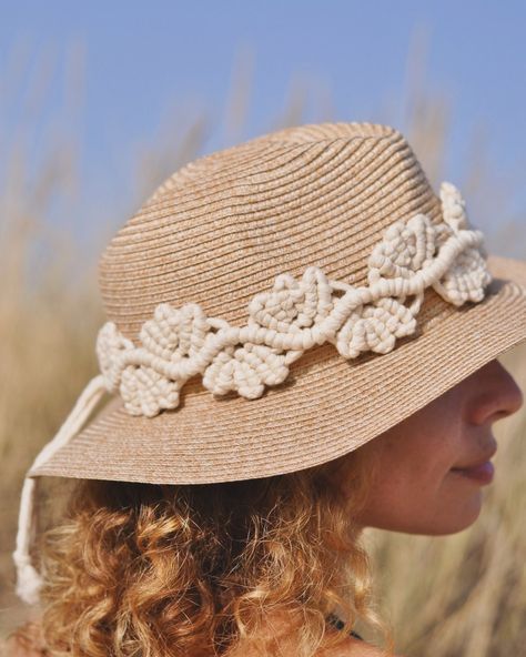 Inspired by nature 🌿 This macrame hat decor can also be used as a belt, necklace, curtain tie or as an addition to a classic wall hanging. This month projects inside your macrame community it’s all about nature, versatility and easy to carry macrame. Knot your macrame while at the beach 🏖️ or on the plane ✈️ Wear it and enjoy the compliments 😉 Fancy joining Your Macrame Community? 40% OFF 48hrs Flash Summer Sale Follow and comment ‘Summer Sale’ to get the link to join the best macrame c... Macrame Hat, Belt Necklace, Hat Decor, Macrame Boho, On The Plane, Head Dress, About Nature, Macrame Knot, Macrame Patterns Tutorials