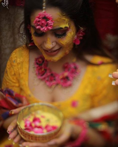 Haldi Bride Look, Haldi Bridesmaid, Haldi Ceremony Jewellery, Haldi Bride Poses, Haldi Ceremony Photoshoot, Haldi Ceremony Outfit For Sister, Haldi Dress Ideas For Sisters, Haldi Photography Ideas, Haldi Look For Bride