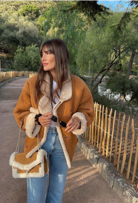 Winter Outfits Inspiration, Shearling Coat Outfit, Shearling Jacket Outfit, Girls Spring Outfits, Fits Ideas, Winter Office, Sheepskin Jacket, Autumn Fits, Sheepskin Coat