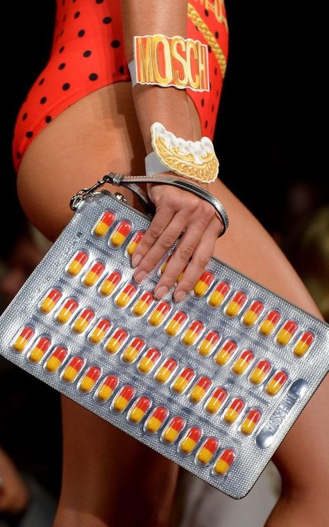 Moschino's controversial pill-themed accessories accused of glamorising drug use Controversial Fashion, Funky Purses, Novelty Purses, Funny Bags, Creative Bag, Diesel Punk, Conceptual Fashion, Novelty Bags, Jeremy Scott