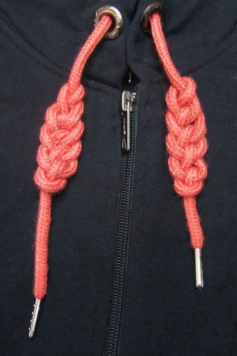 How to Tie Hoodie Strings for beginners. Quick and easy decorative hoodie knots - single strand braid step-by-step video tutorial. How To Tie Your Sweater Strings, Drawstring Tying Hacks, Decorative Hoodie Knots, How To Braid Sweatshirt Ties, Tiring Hoodie Strings, Braided Hoodie Strings, How To Shorten Hoodie Strings, Knots For Sweatshirt Ties, How To Braid Your Hoodie Strings