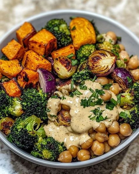 Roasted Veggie and Chickpea Bowls Chickpea Bowls, Salat Bowl, Vegetarian Meal Prep, Vegetarian Protein, Chickpea Recipes, Veggie Bowl, Healthy Protein, Food Is Fuel, Fresh Veggies