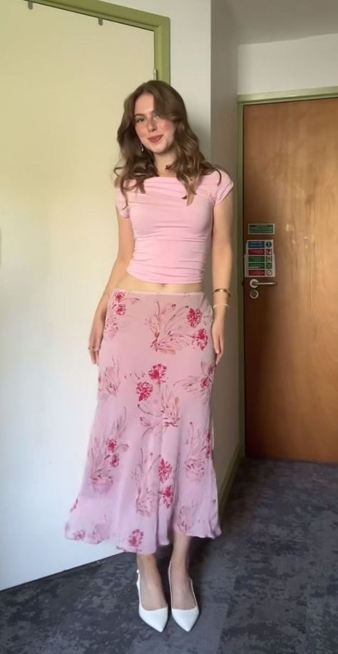 Spring Outfits Maxi Skirt, Cute Outfits Without Showing Skin, Floral Pink Skirt Outfit, Girly Summer Outfits Modest, Pink Girly Outfits Casual, Modest Girly Outfits Casual, Rom Com Outfits, Sweet Outfits Girly, Colorful Dress Outfit