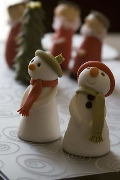 ¡Qué monisísimos! || Christmas Cake Topper Air Dry Clay Christmas Ideas, Clay Christmas Decorations, Dryer Rack, Christmas Cake Designs, Christmas Cake Topper, Snowman Christmas Decorations, Christmas Cake Decorations, Xmas Cake, Clay Christmas