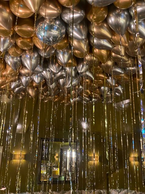 Night Party Decor, Metallic Party Decorations, Party Metalic Decorations, Golden Year Party Ideas, Metallic Birthday Party Decorations, Metallic Theme Party, Glitz And Glam Dinner Party, Bronze Birthday Decorations, Metallic Birthday Party