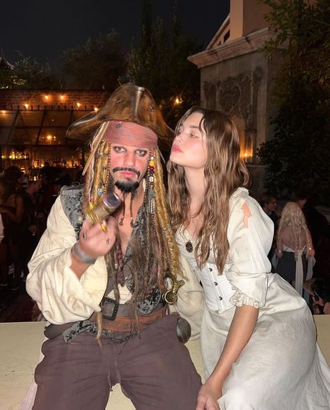 Jack Sparrow Halloween Costume, Jack Sparrow Halloween, Unique Couples Costumes, Halloween Duos, Unique Couple Halloween Costumes, Elizabeth Swann, Halloween Coustumes, Hot Halloween Outfits, Pretty Halloween Costumes