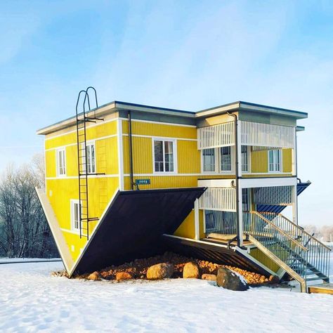 10 Awkward Upside-Down Homes Around The World Crazy House Designs, Extreme Homes, Strange Buildings, Upside Down World, Upside Down House, Crazy Houses, Small Entrance, Earthship Home, Crazy House