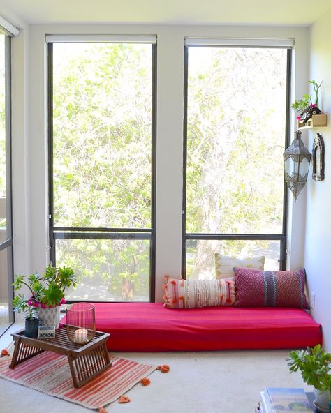 Window Seat Decor, Floor Seating Living Room, Cozy Window Seat, Indian Room Decor, Indian Bedroom Decor, Colourful Living Room Decor, India Home Decor, Indian Home Interior, Ethnic Home Decor