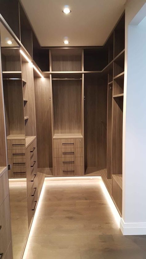 Organization Wardrobe, Small Master Closet, Small Dressing Rooms, Bedroom Wardrobe Design, Dressing Design, Dressing Room Closet, Walking Closet, Dream Closet Design, Walk In Closet Design