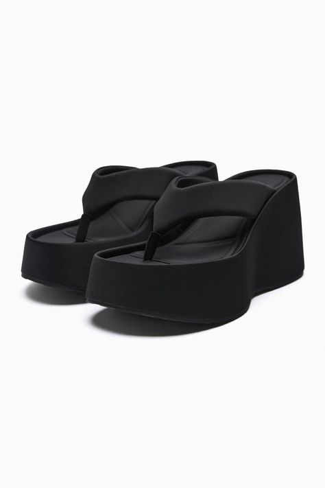 Zara Platform Sandals, Zara Sandals Outfit, Platform Wedge Sandals Outfit, Summer Shoes 2023, Black Sandals Outfit, High Slippers, Black Chunky Sandals, Wedge Sandals Outfit, Sandals Outfit Summer