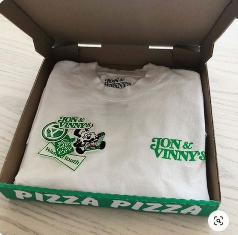 Pr Package Ideas Clothing, Packaging Design Clothing, Branded Merch, Apparel Packaging, Apparel Design Inspiration, Graphic Shirt Design, Shirt Packaging, Clothing Packaging, Pizza Box