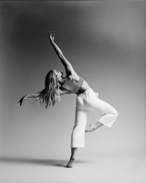 In Studio Dance Photography, Senior Dance Photoshoot, Cool Dance Photography, Dance Poses For Pictures Outside, Photo Shoot Dance Poses, Easy Dance Action Shots, Dance Choreography Poses, Dance Poses Outside, Modern Dance Photography Poses