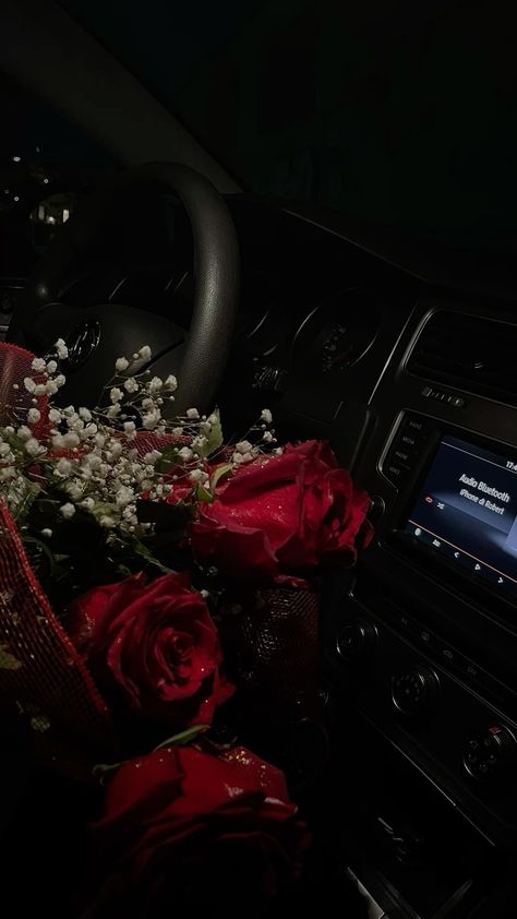 Car With Flowers Aesthetic, Roses Gift Aesthetic, Romantic Roses Aesthetic, Aesthetic Car Pics Night, Flowers Aesthetic Pics, Flowers From My Boyfriend, Roses In Car Aesthetic, Boyfriend And Flowers, Roses Bouquet Gift Boyfriends