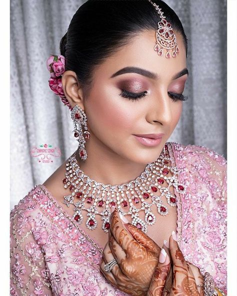 Light Pink Bridal Makeup Indian, Pink Lehenga Eye Makeup, Eye Makeup With Pink Lehenga, Eye Makeup For Pink Lehenga, Reception Eye Makeup Indian, Eye Makeup On Pink Lehenga, Haldi Makeup Look For Bridesmaid, Makeup For Pink Lehenga, Pink Lehenga Bridal Makeup