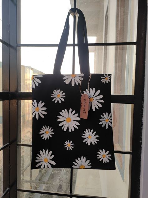 Tote bag design. Daisy flower painting . Fabric painting Black Canvas Bag Painting Ideas, Daisy Flower Fabric Painting, Fabric Painting On Black Cloth, Hand Painted Bags Ideas, Black Tote Bag Painting Ideas, Drawing On Tote Bag, Black Tote Bag Design Ideas, Tote Bag Flower Design, Hand Painted Tote Bags Art