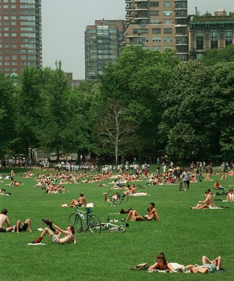 Vintage Central Park, Central Park Running Aesthetic, Easter In New York City, New York City Summer Aesthetic, City Park Aesthetic, New York In The Summer, Central Park Summer, New York Walking, Central Park Aesthetic