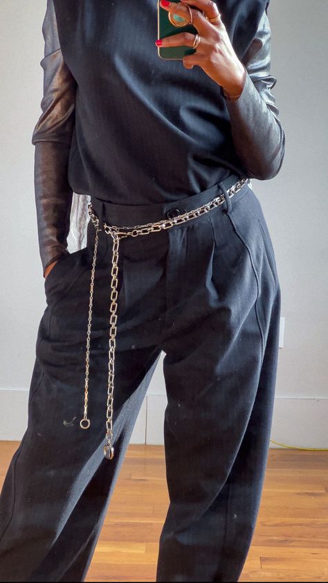 Pants Chain Outfit, Chain Belt Outfit Street Styles, Belt Chain Outfit, Styling Belts, Waist Chain Outfit, Belt Layering, Chains Outfit, Chain Belt Outfit, Elizabeth Core