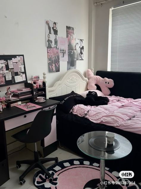 Pink Bed Cover, Polos Aesthetic, Pink Black Room, Black Pink Aesthetic, Kuromi Room, Pink Aesthetic Cute, Cute Bed, Pink Bed, Room Redesign